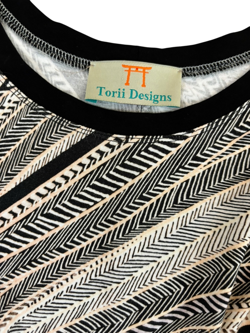 Black and Cream Short Sleeve Patterned Tee - Picture 5 of 5